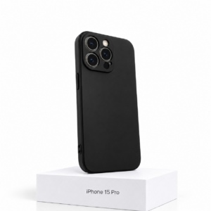 Zwart siliconen iPhone 15 Pro hoesje met camerabescherming op witte achtergrond