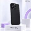 Zwart siliconen iPhone 16 Pro hoesje met camera bescherming